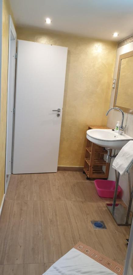 רוביני Apartments Adri, Parking In The Yard מראה חיצוני תמונה